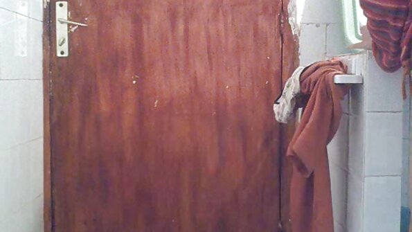 കാലി കാർട്ടർ ഒരു ആഴത്തിലുള്ള ബ്ലോജോബ് നൽകിയ ശേഷം അവളുടെ കൂച്ചിയിൽ തടിച്ച പെക്കർ എടുക്കുന്നു