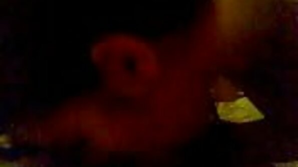 സുന്ദരിയായ സുന്ദരിയായ അലാന ക്രൂസിന് ഒരു വലിയ കറുത്ത കോഴിയും കമ്മും ലഭിക്കുന്നു