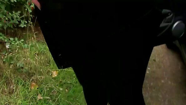 മഷി പുരണ്ട വെഞ്ച് അഫ്‌ടൺ മേരിക്ക് കോഴിയുടെ നല്ലൊരു ഡോസ് ലഭിക്കുന്നു