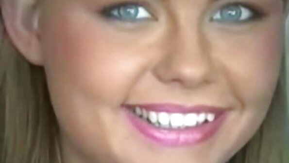യുവ PAWG മെലഡി മാർക്ക് സ്വീകരണമുറിയിൽ ഇടിക്കുന്നു