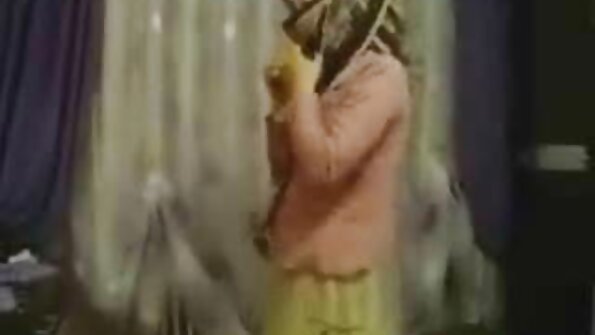 പ്രെറ്റി ഗീഷ എംബർ സ്നോ ലൈംഗിക ബന്ധത്തിൽ ഏർപ്പെടുകയും കോഴിയെ കുടിക്കുകയും ചെയ്യുന്നു