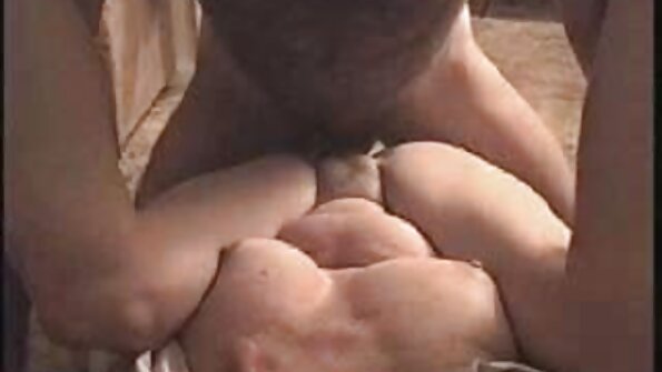 വലിയ മുലകളുള്ള അമ്മ ബ്രിയാന റോസസ് തന്റെ രണ്ടാനച്ഛനുമായി ലൈംഗിക ബന്ധത്തിൽ ഏർപ്പെടുകയും ക്രേംപി നേടുകയും ചെയ്യുന്നു